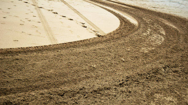沙滩上越野车留下的轮胎印图片下载