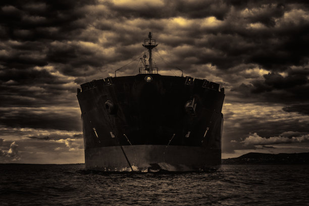 一艘从海中来的大船的船头图片下载