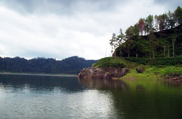 湖的美丽角度与清澈的水图片下载