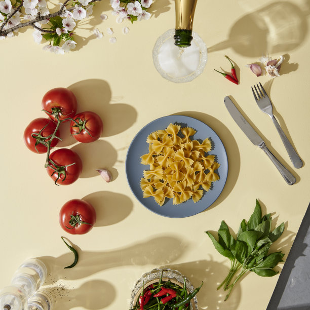 家庭制作意大利面和饮料的原料图片下载