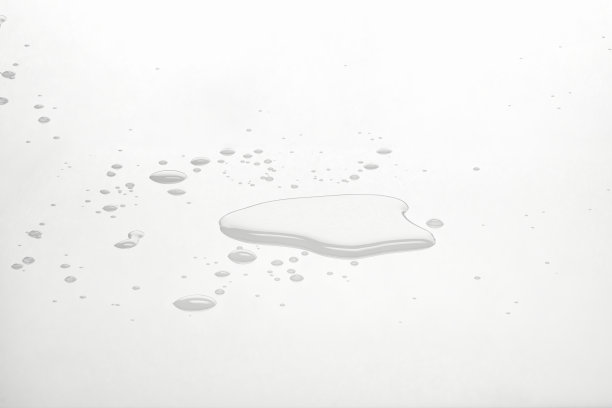 水坑和水滴在白色反射表面。正面视图和深度聚焦。图片下载