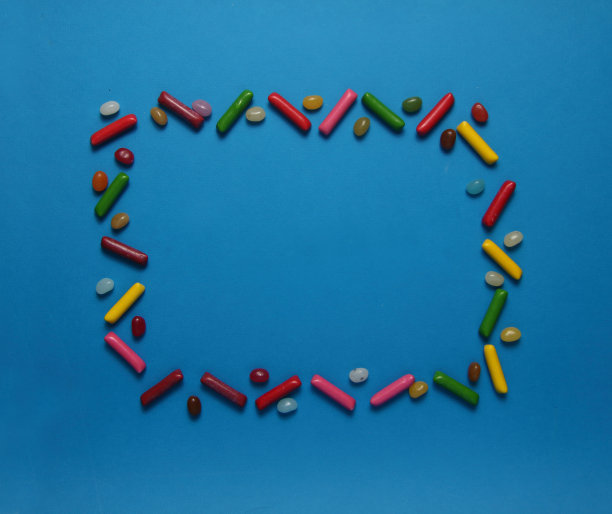 在蓝色背景上孤立的橡皮糖框架图片下载