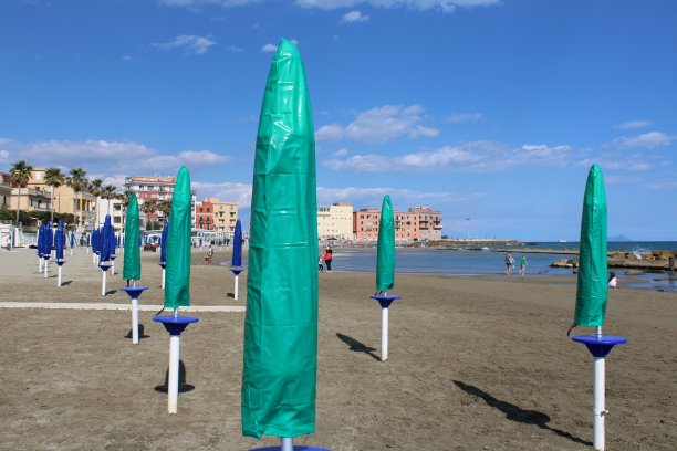 沙滩上的伞人们在夏天沙滩季节坐在沙滩上用这些伞图片下载