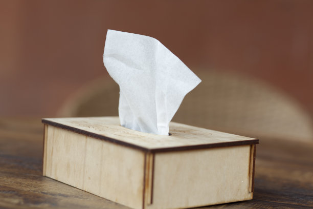 桌上的餐巾盒图片下载