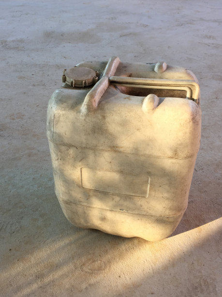 旧的、脏的塑料、油或煤气罐在混凝土地板上图片下载