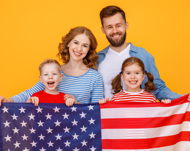 有美国国旗的幸福家庭图片下载