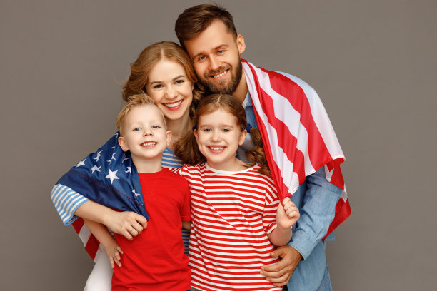 爱的家庭包裹在美国国旗图片下载