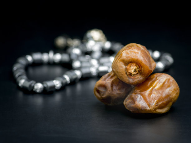 斋月干枣和念珠图片下载