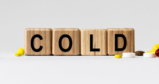 上面写着"冷"的方块保健的概念。图片下载