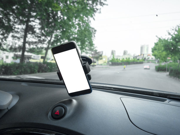 现代智能手机设备小配件安装在汽车仪表盘上的手机支架。模拟白屏隔离模板。Copyspace文本。车内座舱视图。交通堵塞信息应用图片下载