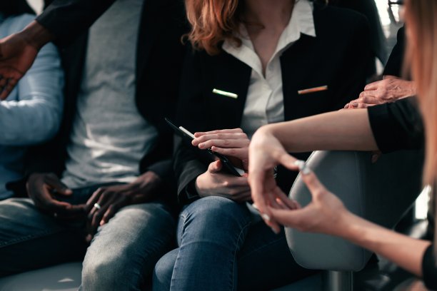 关闭了。参加研讨会的人在大厅里谈话图片下载