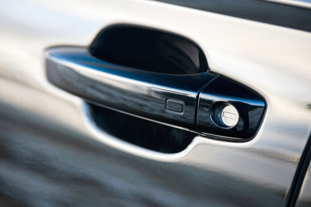 带有传感器的豪华车门把手。无需操作总钥匙，门就可以解锁和锁定，通过触摸传感器概念关闭门。图片下载
