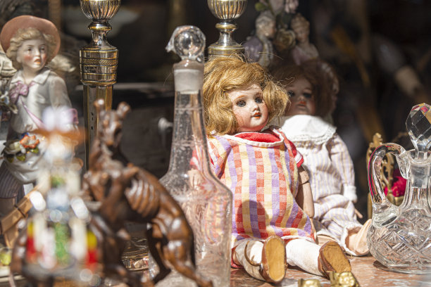 旧货市场上的古董娃娃，还有其他物品:瓷小雕像，玻璃壶，水晶酒瓶图片下载