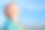 放松的女孩呼吸新鲜的空气在蓝色的天空，在夏天的海上。梦想、自由和旅行的概念图片下载
