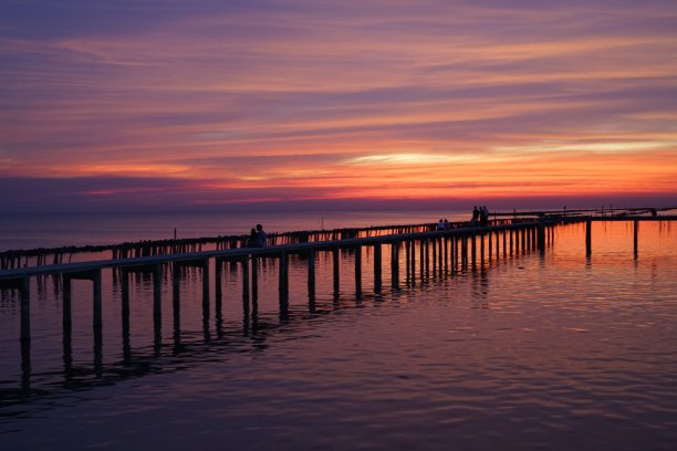 红木板桥上的日落和黄昏天空图片下载