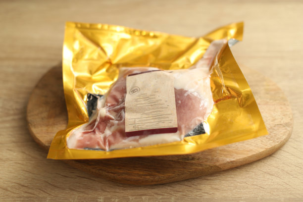 真空包装的大理石牛排。库存图片图片下载