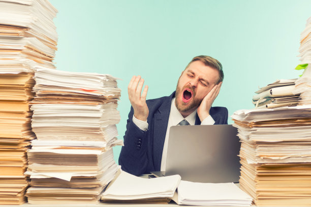 一个紧张的商人疲惫的特写形象从他的工作在前景图片下载