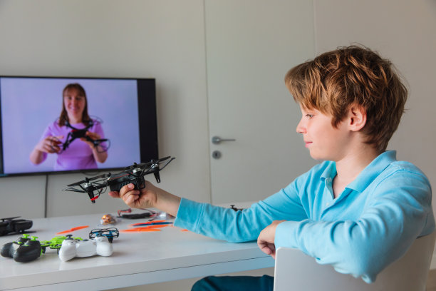 儿童编程无人机，男孩在线学习，远程学习图片下载