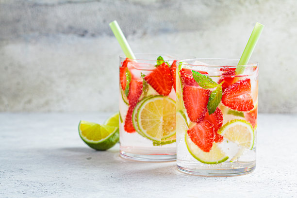 用草莓和柠檬水排毒。健康饮食的概念。图片下载
