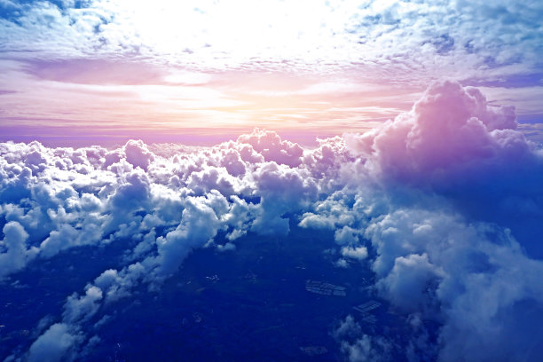 在桔黄色的阳光照耀下，乌云密布的天空图片下载