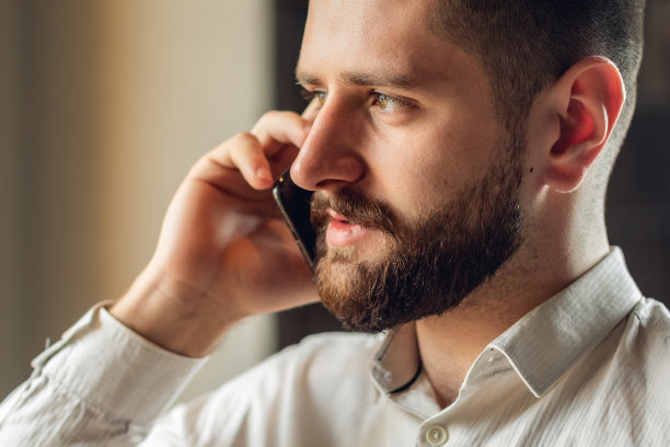 蓄着胡须的白人成年男子在咖啡馆里。生活方式概念照片与复制空间。和一个正在打电话的严肃的男人合影图片下载