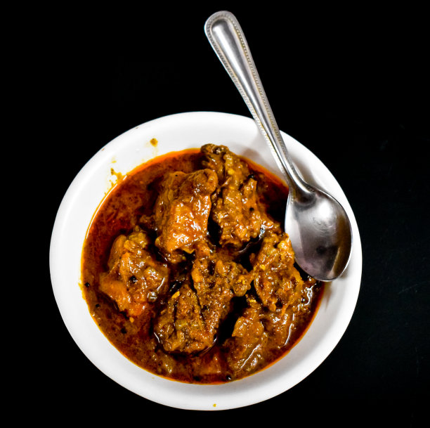 南印度美食喀拉拉邦风味牛肉咖喱/烤。传统风格的肉咖喱在黑色的背景。印度咖喱辣。选择聚焦的照片。图片下载
