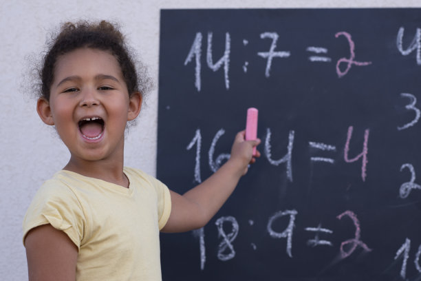 快乐的小学生在学习算术图片下载