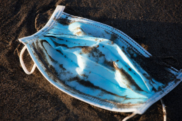 一个面具的概念风景在海滩的岸边。通过新冠肺炎保护和保持安全。检疫完成图片下载