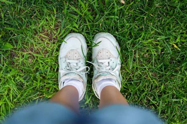 小女孩站在草坪上图片下载