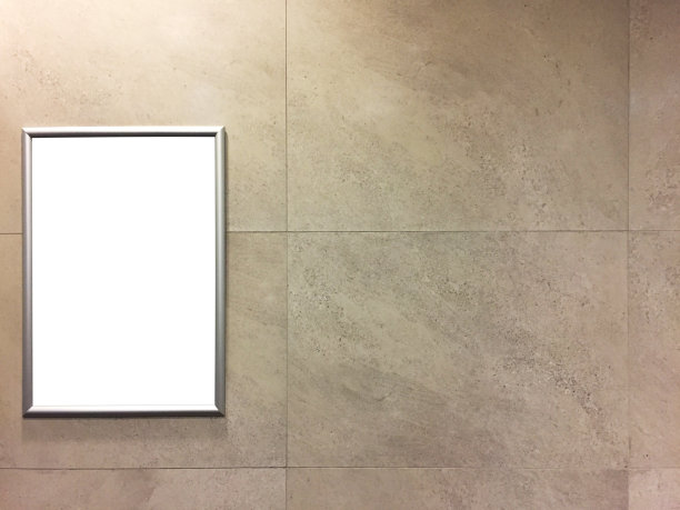 空的广告牌(剪切路径)在墙上图片下载