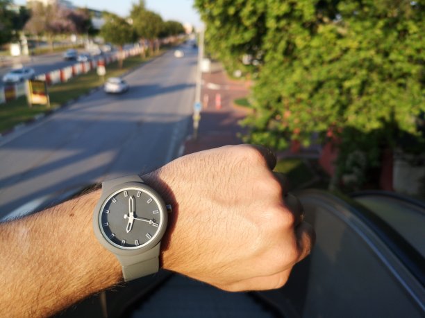 男人看手表就是戴在手上，以查看时间。那个为了上班不迟到而看钟的人。图片下载