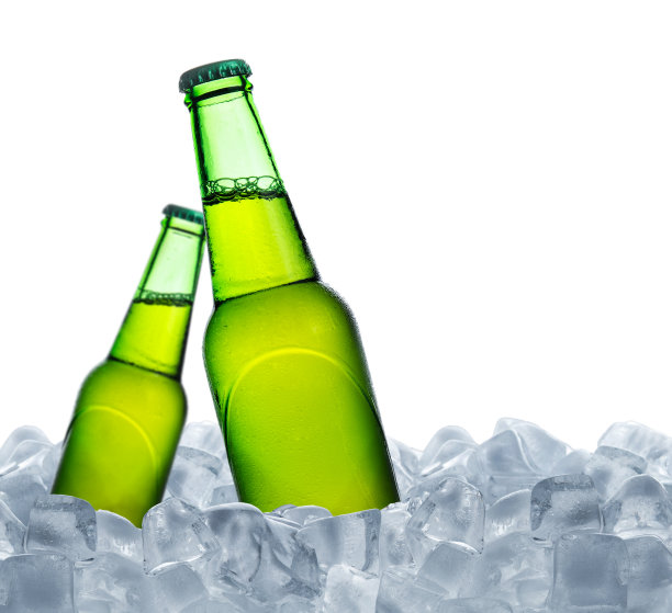 一瓶冰镇啤酒，滴入冰块，单独放在白酒上图片下载