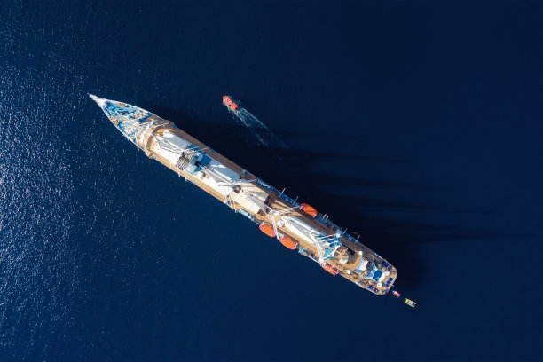 鸟瞰图游轮与帆。冒险和旅行。亚得里亚海上的游轮景观。豪华游轮。旅行——形象图片下载