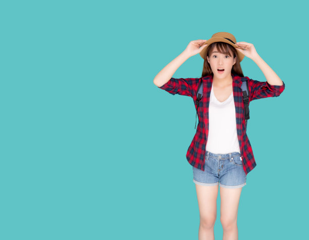 美丽的肖像年轻的亚洲女人微笑和惊喜穿着旅游夏季时装游客在度假孤立在蓝色的背景，女孩震惊的表情和情感，假日概念。图片下载