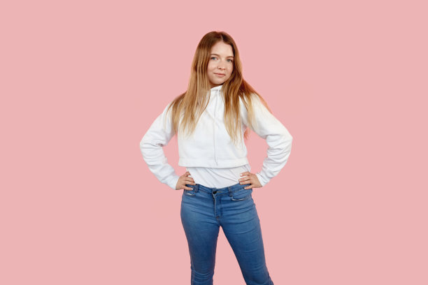 一个漂亮的十几岁的女孩穿着普通的衣服在镜头前摆姿势。图片下载