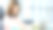 在家工作，亚洲女性在家里办公用笔记本电脑，亚洲女性网上购物，快乐女孩通过互联网学习，学习在线教育，电子商务商务，人的科技图片下载