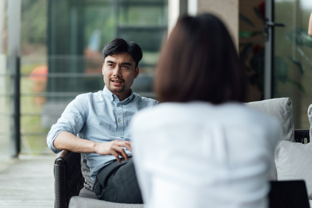 两位年轻的亚洲商人正在工作图片下载