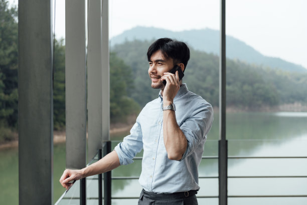 一个年轻的亚洲商人正在工作图片下载