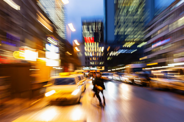 夜晚的街景与缩放效果图片下载