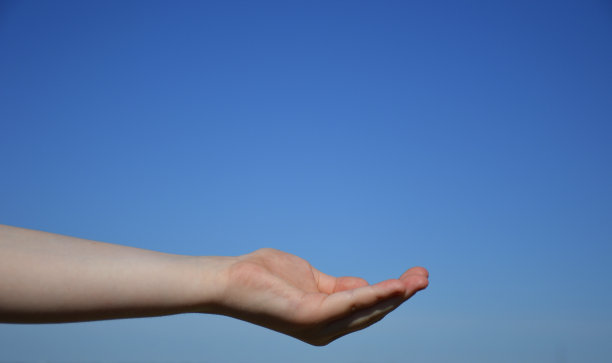 一个女人的手对着天空图片下载