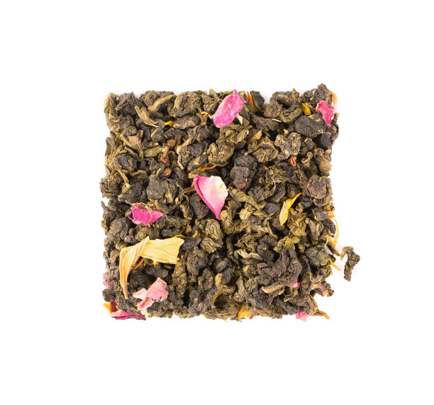 铁观音茶，淡紫色，木槿和向日葵的花瓣，孤立在白色的背景。有机绿茶。前视图。关闭了。图片下载