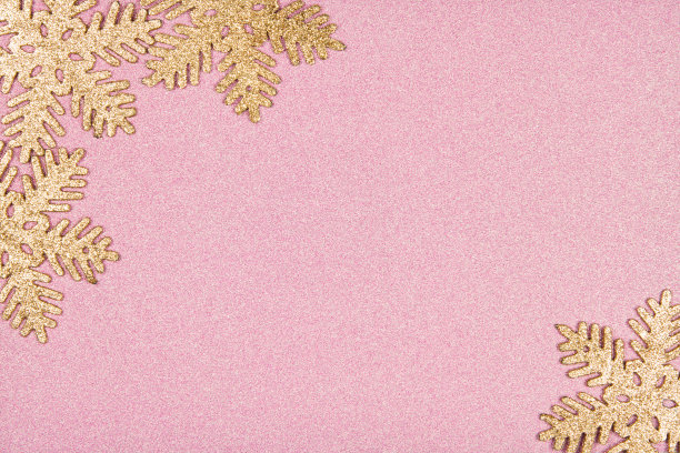 时尚的构图与金色的雪花在闪闪发光的粉红色。生日、圣诞节、节日、婚礼、庆典、除夕、节日概念。文本的空白拷贝空间。贺卡或请柬图片下载