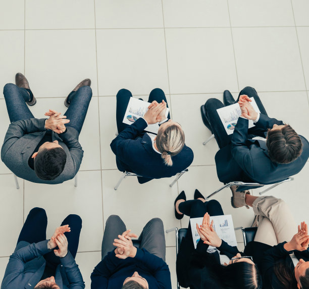 前视图。商业团队在办公室会议上鼓掌图片下载