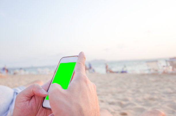 懒惰的时间。夏日里拿着手机的男人图片下载