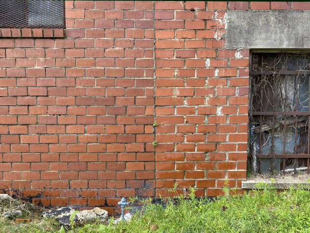 铁门窗户，旧砖仓库建筑图片下载