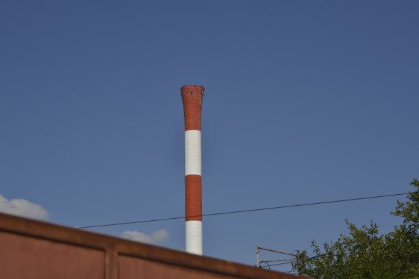 发电厂的烟囱是郊区的污染源图片下载