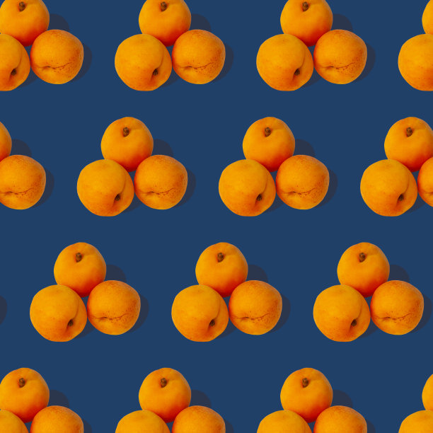 杏黄色的规则图案与坚硬的阴影平铺在淡蓝色的背景上。创意布局夏日水果。图片下载