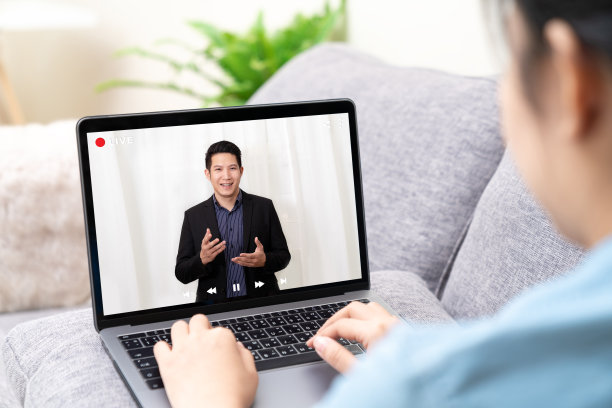 年轻的亚洲华人领导人或商人参加管理论坛、电话会议、市政厅或在线新闻视频会议，在新冠肺炎期间在家远程工作和业务连续性概念。图片下载