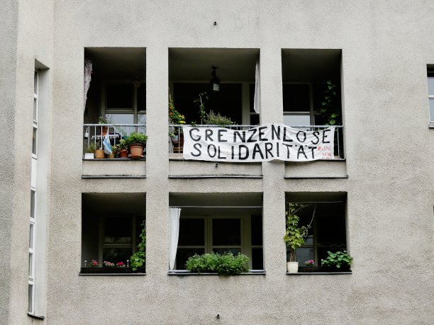 呼吁在柏林的房屋正面团结一致图片下载