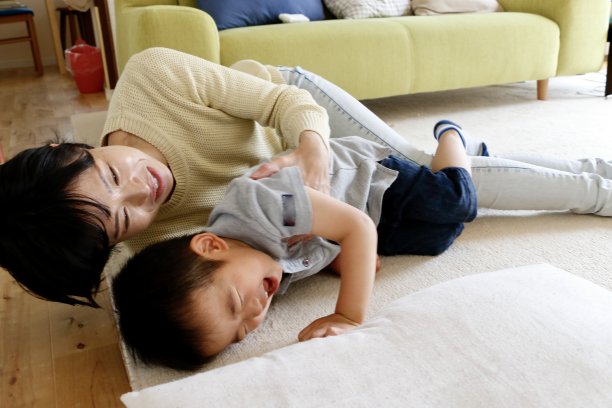 母亲在给她的小儿子搔痒图片下载